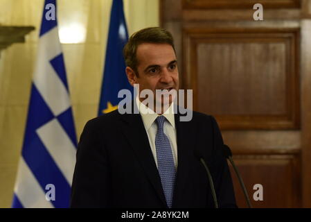 Atene, Grecia. Xi Nov, 2019. Primo Ministro greco Kyriakos Mitsotakis, durante la conferenza stampa. (Foto di Dimitrios Karvountzis/Pacific Stampa) Credito: Pacific Press Agency/Alamy Live News Foto Stock