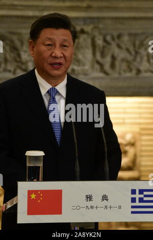 Atene, Grecia. Xi Nov, 2019. Presidente della Repubblica popolare cinese Xi Jinping, durante la conferenza stampa. (Foto di Dimitrios Karvountzis/Pacific Stampa) Credito: Pacific Press Agency/Alamy Live News Foto Stock