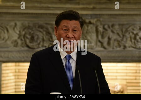 Atene, Grecia. Xi Nov, 2019. Presidente della Repubblica popolare cinese Xi Jinping, durante la conferenza stampa. (Foto di Dimitrios Karvountzis/Pacific Stampa) Credito: Pacific Press Agency/Alamy Live News Foto Stock