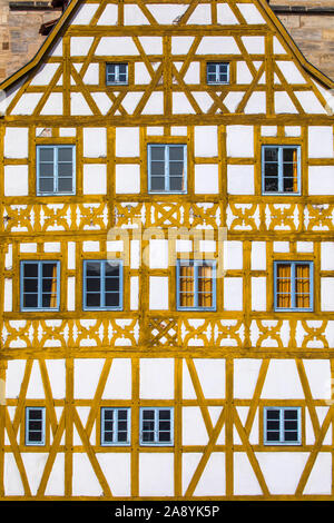 Un dettaglio della bellissima architettura dell'Altes Rathaus nella città bavarese di Bamberg in Germania. Foto Stock