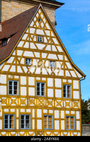 Un dettaglio della bellissima architettura dell'Altes Rathaus nella città bavarese di Bamberg in Germania. Foto Stock