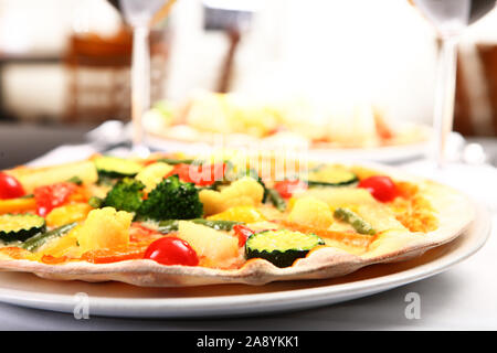 Pizza con pomodoro, carne e ananas condimenti Foto Stock