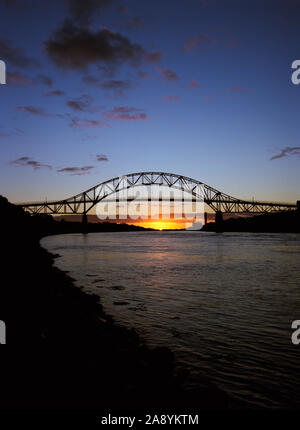 Sagamore ponte nella distanza di Sunrise Foto Stock