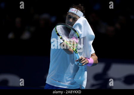 Arena. Londra, Regno Unito. Xi Nov, 2019. Nitto tennis ATP Finals; uno sconsolato Rafael Nadal (Spagna) - Editoriale usare carte di credito: Azione Plus immagini di sport/Alamy Live News Foto Stock