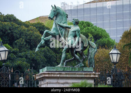 Clodt cavalli scultura davanti al giardino di Palazzo Reale a Napoli Foto Stock