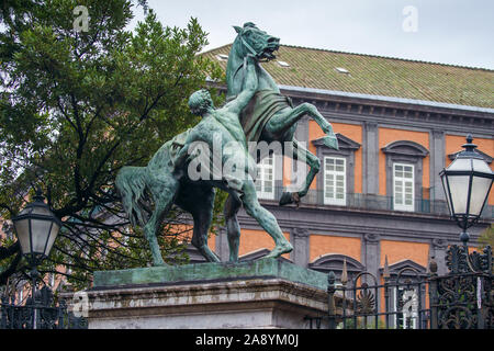 Clodt cavalli scultura davanti al giardino di Palazzo Reale a Napoli Foto Stock