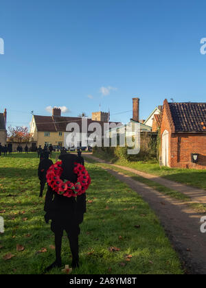 Haughley, Suffolk / UK - Novembre 2019: Il 'Haughley Lads' sono sagome in legno per ricordare gli uomini del villaggio che sono andati in guerra e non tornare mai più Foto Stock