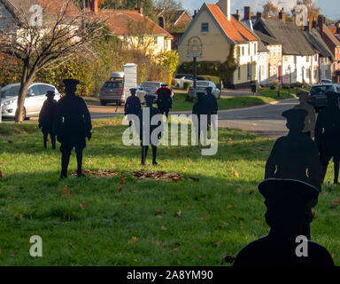 Haughley, Suffolk / UK - Novembre 2019: Il 'Haughley Lads' sono sagome in legno per ricordare gli uomini del villaggio che sono andati in guerra e non tornare mai più Foto Stock