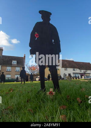 Haughley, Suffolk / UK - Novembre 2019: Il 'Haughley Lads' sono sagome in legno per ricordare gli uomini del villaggio che sono andati in guerra e non tornare mai più Foto Stock