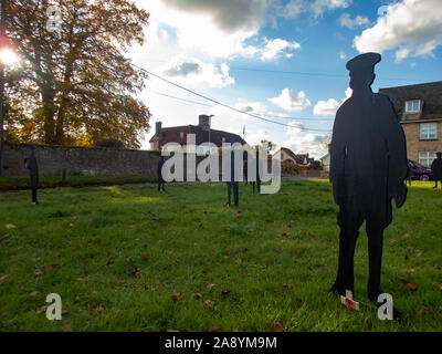 Haughley, Suffolk / UK - Novembre 2019: Il 'Haughley Lads' sono sagome in legno per ricordare gli uomini del villaggio che sono andati in guerra e non tornare mai più Foto Stock