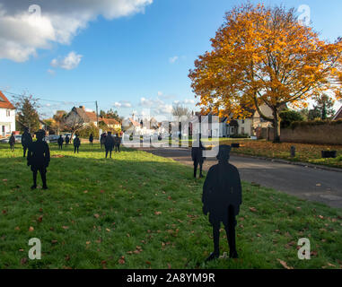 Haughley, Suffolk / UK - Novembre 2019: Il 'Haughley Lads' sono sagome in legno per ricordare gli uomini del villaggio che sono andati in guerra e non tornare mai più Foto Stock