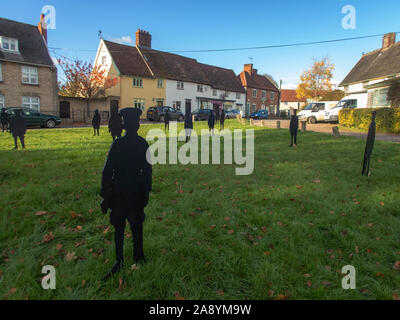 Haughley, Suffolk / UK - Novembre 2019: Il 'Haughley Lads' sono sagome in legno per ricordare gli uomini del villaggio che sono andati in guerra e non tornare mai più Foto Stock