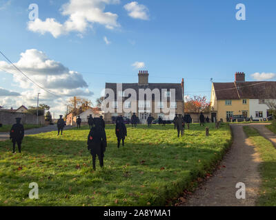 Haughley, Suffolk / UK - Novembre 2019: Il 'Haughley Lads' sono sagome in legno per ricordare gli uomini del villaggio che sono andati in guerra e non tornare mai più Foto Stock