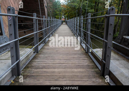 Norimberga, Germania - 23 Ottobre 2019: Ponte della Catena a Norimberga, Germania. Il ponte della catena è una passerella di sospensione oltre il fiume Peglitz da Foto Stock