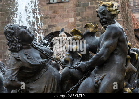 Norimberga, Germania - 23 Ottobre 2019: dettaglio del matrimonio giostra fontana nella città di Norimberga, Germania. La fontana retells una versione di Foto Stock