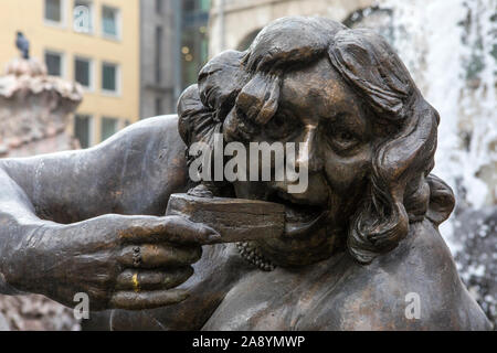 Norimberga, Germania - 23 Ottobre 2019: dettaglio del matrimonio giostra fontana nella città di Norimberga, Germania. La fontana retells una versione di Foto Stock