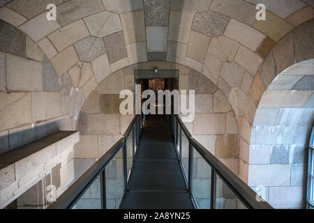 Norimberga, Germania - 24 Ottobre 2019: un passaggio pedonale nel centro di documentazione del partito nazista motivi Rally, che si trova all'interno del rimanere incompiuto Foto Stock
