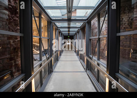 Norimberga, Germania - 24 Ottobre 2019: un passaggio pedonale nel centro di documentazione del partito nazista motivi Rally, che si trova all'interno del rimanere incompiuto Foto Stock