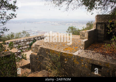 Abbandonato WW2 searchlight emplacement sul modo Inglis sentiero in alto sulla Rocca di Gibilterra, nella Riserva Naturale della Rocca Superiore. Foto Stock