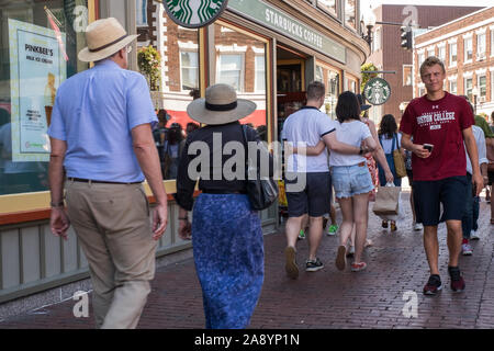 Un gruppo di persone a piedi lungo i Mass Ave in Harvard Square Foto Stock