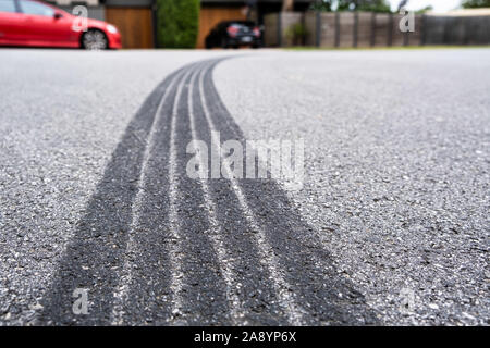 Pneumatico via mark su asfalto realizzato dal disco di frenatura del veicolo Foto Stock
