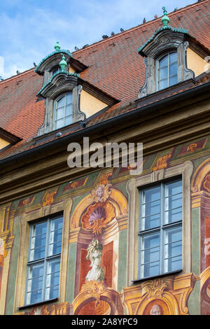 Bamberg, Germania - 22 Ottobre 2019: Il splendidamente dipinto murale sulla parte esterna dell'Altes Rathaus, o il Vecchio Municipio, nella città bavarese di Ba Foto Stock