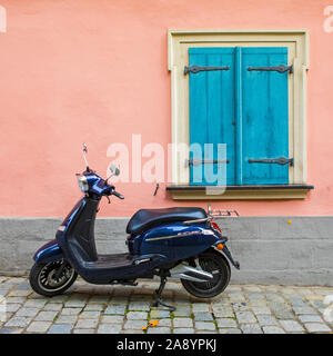 Bamberg, Germania - 22 Ottobre 2019: uno scooter parcheggiato su una delle strade piuttosto nell'area della città vecchia di Bamberg in Germania. Foto Stock