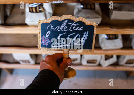 Close up di chalk redatto a mano tavola spinale e legno segno a maket. Le etichette del mercato per mostrare il prezzo delle focacce in francese. Moderno canta creativi. Foto Stock
