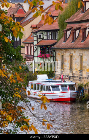 Bamberg, Germania - 22 Ottobre 2019: una vista di una barca ormeggiata sul fiume Regnitz nella città bavarese di Bamberg in Germania. Foto Stock