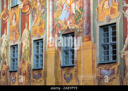 Bamberg, Germania - 22 Ottobre 2019: una vista del splendidamente dipinto murale sulla parte esterna dell'Altes Rathaus nella città bavarese di Bamberg nel Foto Stock