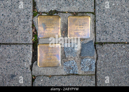 Bamberg, Germania - 22 Ottobre 2019: Stolpersteins o ostacoli, a Bamberg in Germania. Ostacoli sono le placche in terra inscritto wi Foto Stock