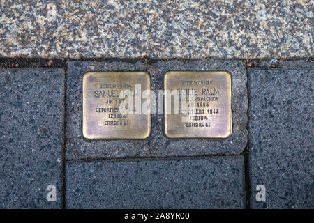 Bamberg, Germania - 22 Ottobre 2019: Stolpersteins o ostacoli, a Bamberg in Germania. Ostacoli sono le placche in terra inscritto wi Foto Stock