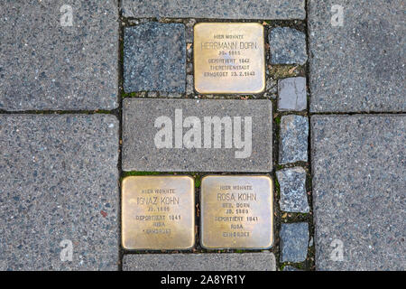 Bamberg, Germania - 22 Ottobre 2019: Stolpersteins o ostacoli, a Bamberg in Germania. Ostacoli sono le placche in terra inscritto wi Foto Stock