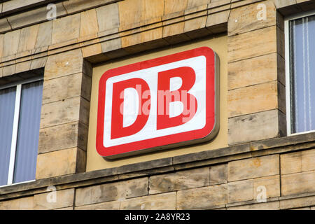 Bamberg, Germania - 22 Ottobre 2019: La Deutsche Bahn railway company logo sopra l'entrata di Bamberg stazione ferroviaria a Bamberg in Germania. Foto Stock