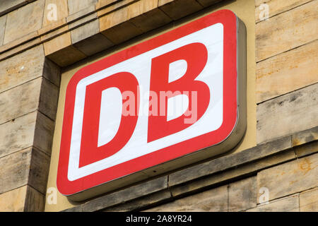 Bamberg, Germania - 22 Ottobre 2019: La Deutsche Bahn railway company logo sopra l'entrata di Bamberg stazione ferroviaria a Bamberg in Germania. Foto Stock