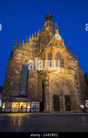 La facciata della Frauenkirche, o noto anche come la Chiesa di Nostra Signora, nella città di Norimberga in Germania. Foto Stock