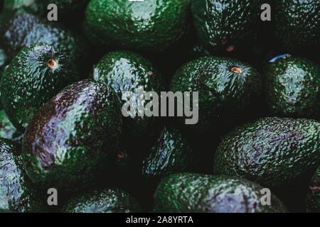 Gli avocadi raggruppati sono in mostra presso il locale mercato degli agricoltori Foto Stock