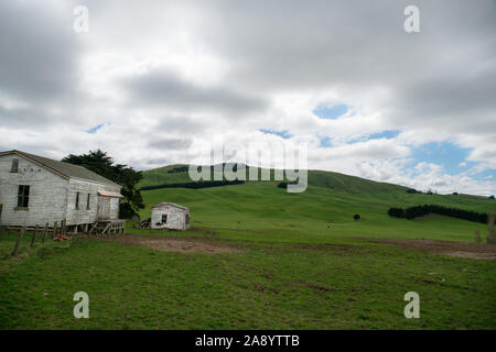 Scorrere verso il basso il vecchio fienile in legno e sparso su di una fattoria rurale Foto Stock