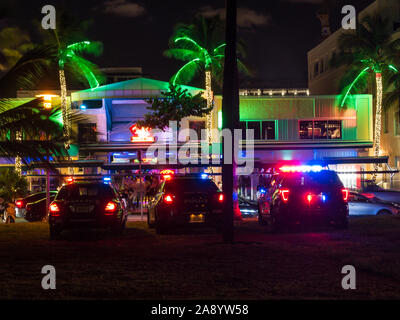 Miama, Florida, Stati Uniti d'America - Agosto 2019. La polizia parcheggi a Ocean Drive lungo South Beach Miami nello storico quartiere Art Deco con alberghi, restaura Foto Stock