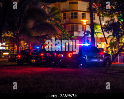 Miama, Florida, Stati Uniti d'America - Agosto 2019. La polizia parcheggi a Ocean Drive lungo South Beach Miami nello storico quartiere Art Deco con alberghi, restaura Foto Stock