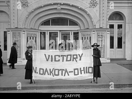 Donna suffragio segno di vittoria del North Dakota e Ohio ca. 1917 Foto Stock