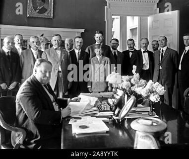 Il presidente William Howard Taft firma Arizona statualità bill. ca. 1909-1913 (Taft bill firma) Foto Stock