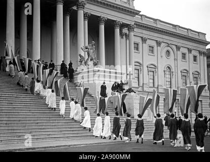 Donna suffragio picketers con striscioni presso l'U.S. Capitol ca. 1917 Foto Stock