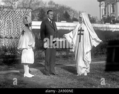 Presidente Calvin Coolidge acquisto di guarnizioni di Natale ca. 1923 Foto Stock