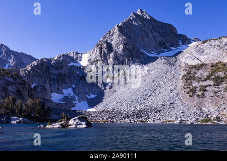 Montare Johnson si innalza al di sopra del Tesoro nei laghi del John Muir Wilderness a ovest del Vescovo, California. Foto Stock