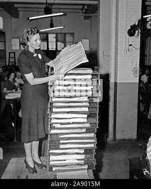 Natale 'spirits' hit Rush Bureau di incisione e di stampa. Washington D.C., nov. 8. In previsione di un insolito Natale 'spirits' rush, U.S. Ufficio di presidenza di incisione e la stampa è ora in grado di produrre 9,870,000 francobolli liquore ogni giorno. 11/8/1939 Foto Stock