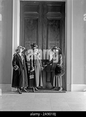 Gruppo di donna suffragettes a casa ufficio edificio ca. 1916 Foto Stock