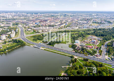 MINSK, Bielorussia - 07 settembre 2019: immagine panoramica della città lo zoo e il fiume Svisloch in estate Foto Stock