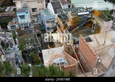 Un mix di normale architettura della città e il funky architettura di Crazy House a Dalat / Da Lat, Vietnam Foto Stock