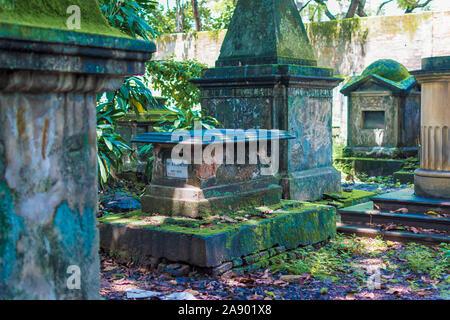 Lapidi antiche tombe di South Park Street cimitero in Kolkata, India. Il più grande cimitero cristiano in Asia Foto Stock